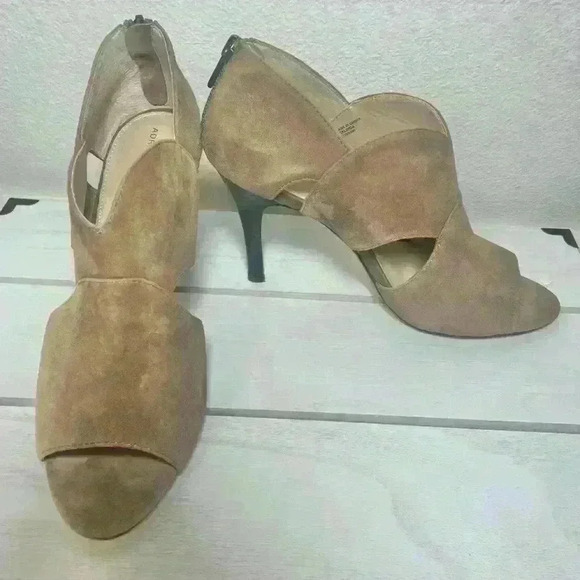 Adrienne Vittadini Tan Suede Gerlinda Open Toe Cutout Heels Size 8 M - Picture 2 of 11
